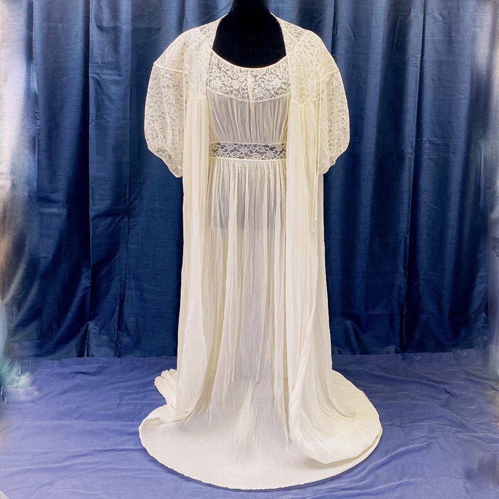 Women’s Vanity Fair Chiffon Peignoir Nightgown 40s 50s Barbizon Flattery Brand